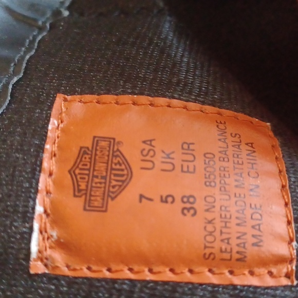 Harley Davidson calf heigth, 3.5 in heeled boots Sz 7 with a pewter belt accent. - Picture 9 of 11